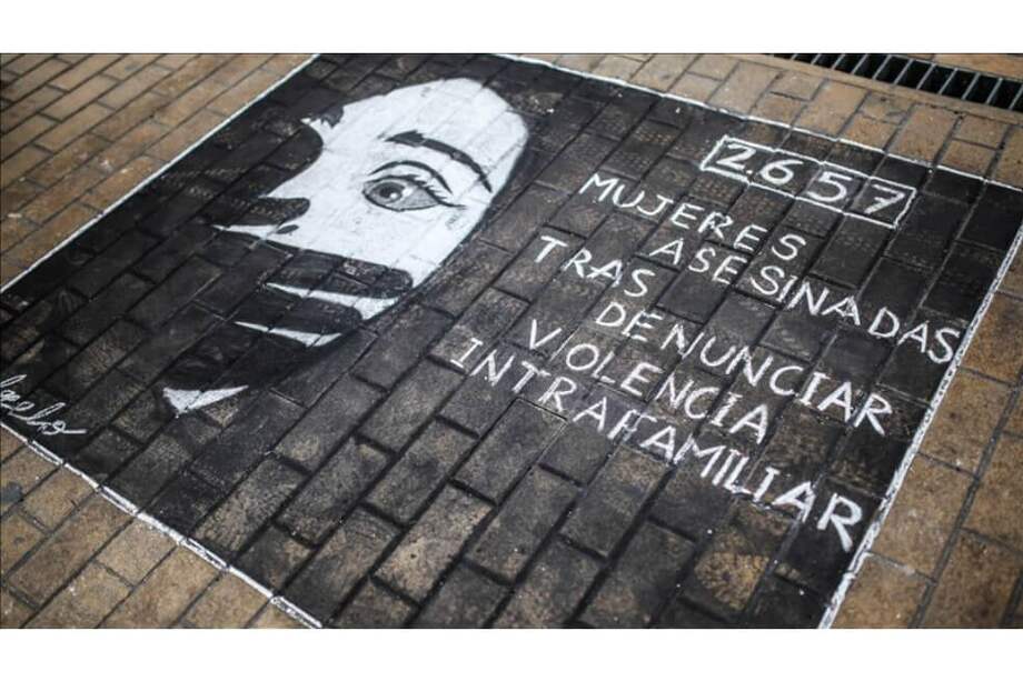 avier Forero, artista plástico, muestra su trabajo en las calles de Bogotá, con el cual busca sensibilizar sobre la violencia contra la mujer a través de la técnica de Madonnari, que consiste en realizar pequeñas pero coloridas obras con tiza sobre el piso en Bogotá, Colombia, el 2 de diciembre de 2019. / Agencia Anadolu