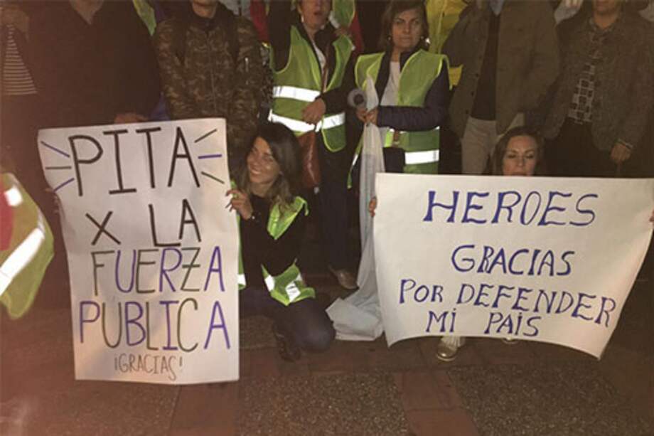 Familiares de miembros de la fuerza pública llevan tres días haciendo plantón en el norte de Bogotá. / Cortesía Jonathan Orozco Ruiz