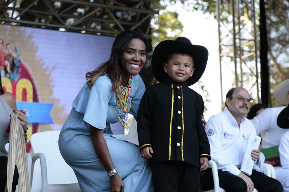 La ministra de Cultura, Carmen Vásquez, en uno de sus viajes por el país. Según datos de Confecámaras, en 2019 se registraron 96.914 empresas en Colombia, de las cuales, el 42 % son de economía naranja (enfocadas en actividades artísticas y de entretenimiento).
/ Cortesía