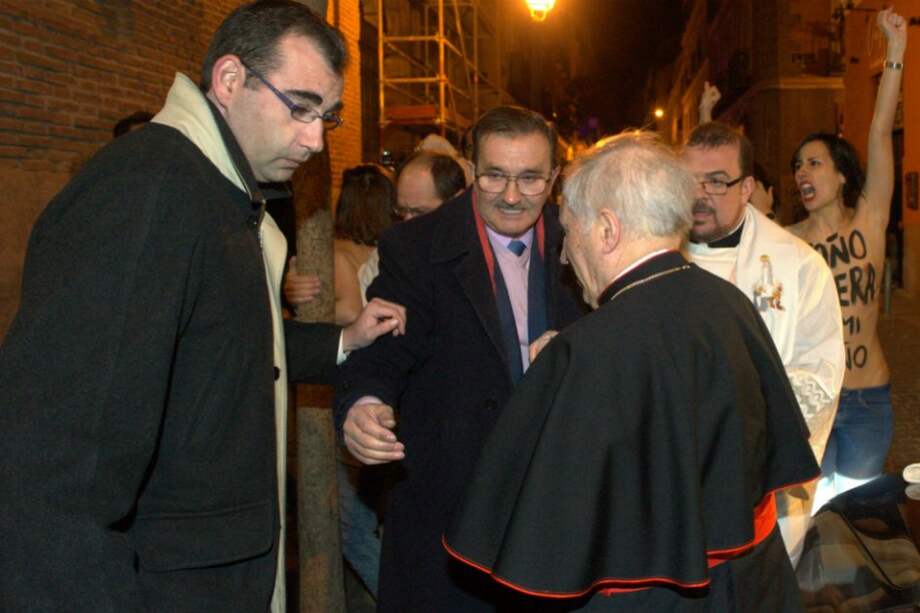 Miembros de Femen, con el torso desnudo, lanzan bragas al arzobispo de Madrid