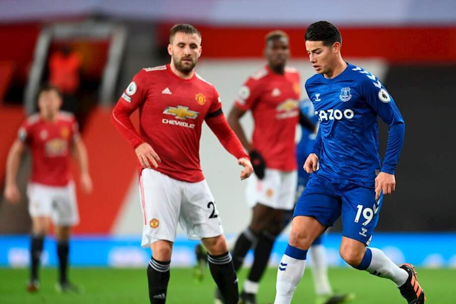 El colombiano James Rodríguez (der.), durante el encuentro de este sábado contra Manchester United.