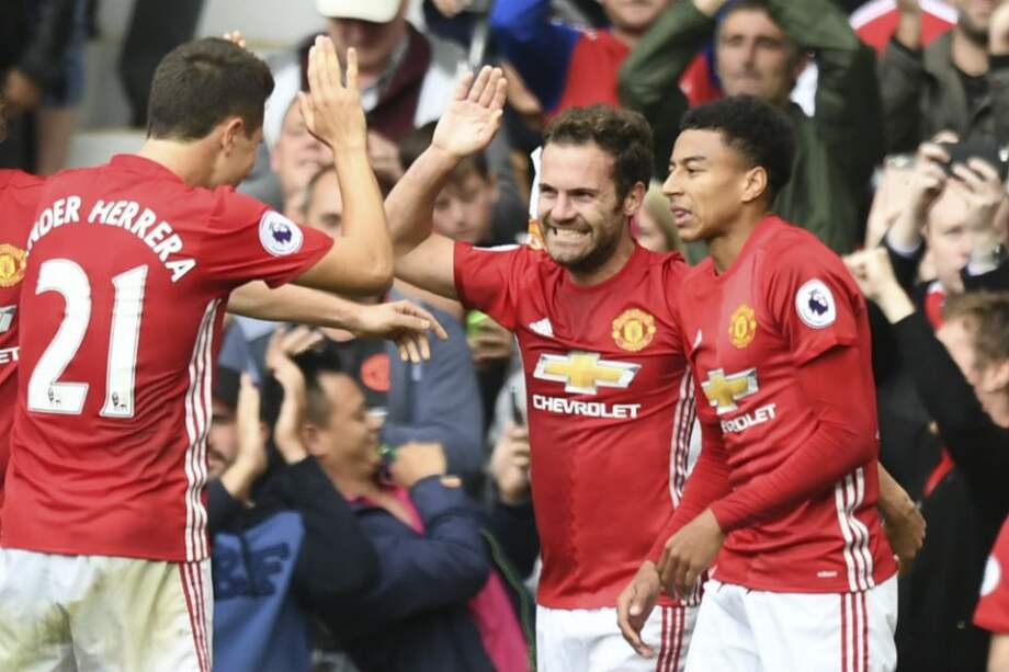 Mata celebra uno de los goles del Manchester United en la victoria contra Leicester. Foto: AFP