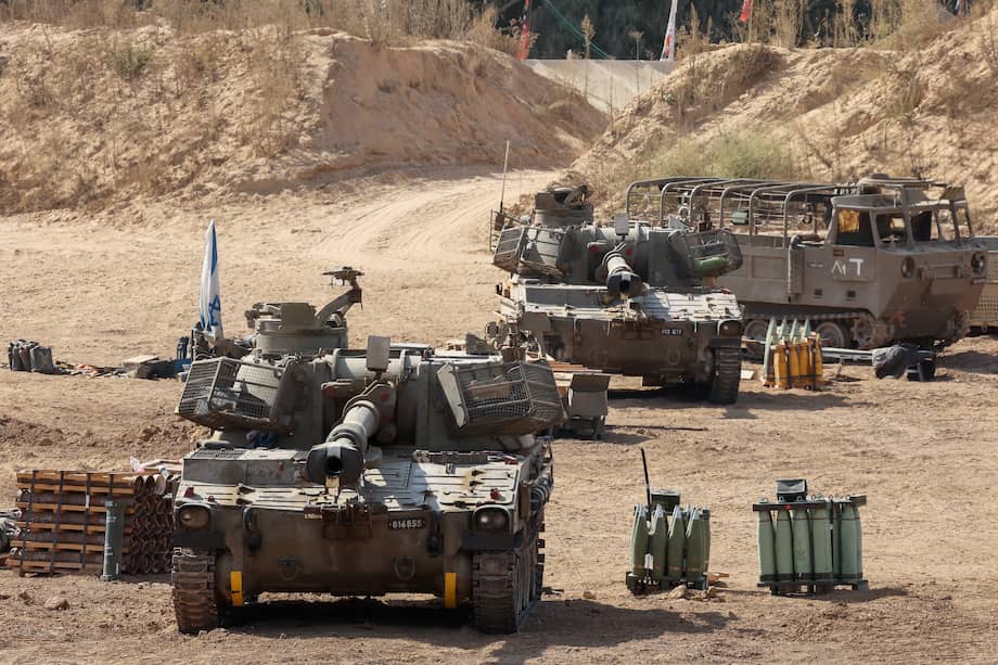 Esta imagen, tomada desde una posición en la frontera de Israel con la Franja de Gaza, muestra unidades de artillería móvil israelíes desplegadas cerca de la valla fronteriza.