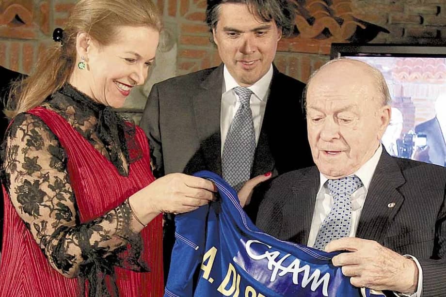 Noemí Sanín y Felipe Gaitán entregan la camiseta azul a Alfredo Di Stéfano.