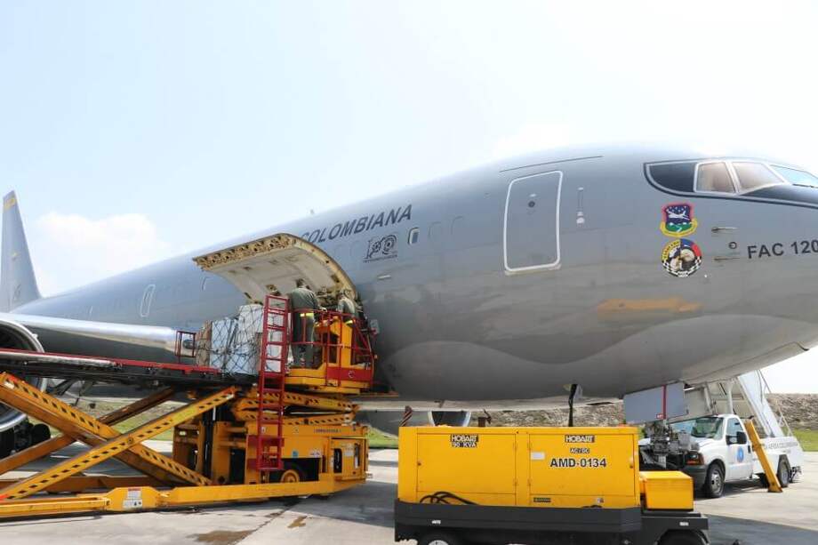 En un Hércules C-130 y en un Júpiter 767, la FAC transportó una Unidad de Cuidados Intensivos (UCI), una ambulancia totalmente equipada y cerca de 12 toneladas de medicamentos. / FAC