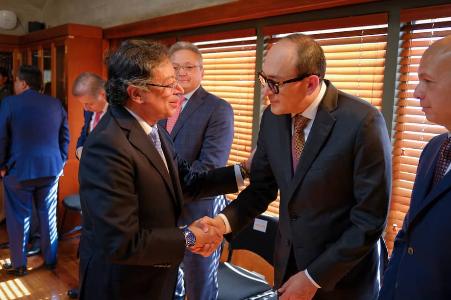 El presidente Petro y el magistrado Vladimir Fernández, en la Corte Constitucional, durante la posesión de la magistrada Lina María Escobar el pasado 12 de junio.