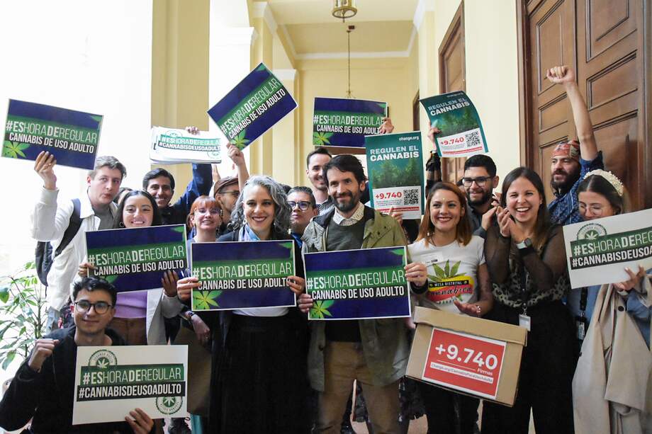 El proyecto de regularización del cannabis es de autoría del representante Juan Carlos Losada (Partido Liberal). La coordinadora ponente en Senado es María José Pizarro.