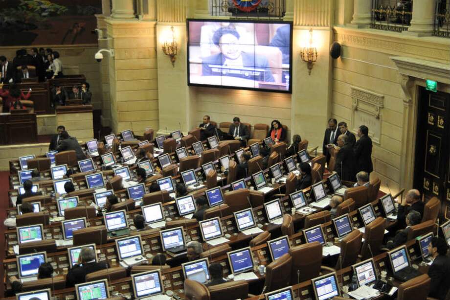 El Marco le da poder al Legislativo de establecer, por iniciativa del Gobierno, las condiciones jurídicas y políticas para acuerdos con grupos armados ilegales.