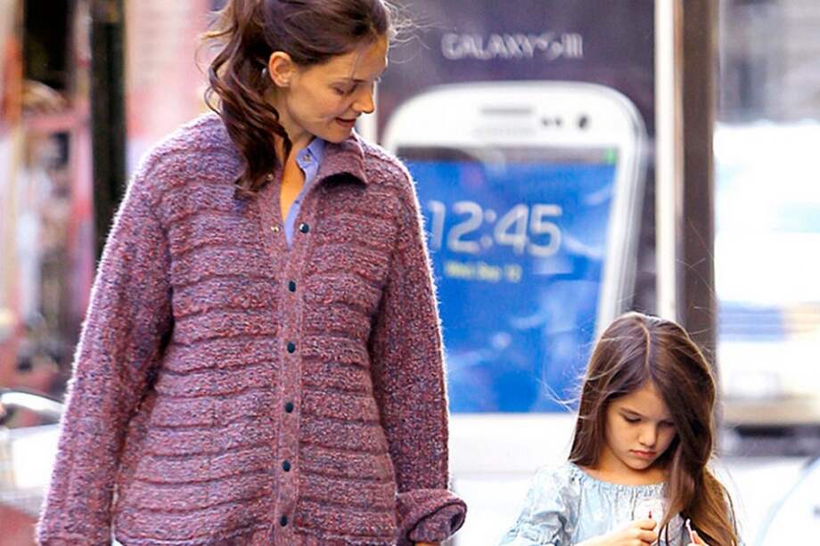 Katie Holmes con su hija Suri. / Bang Showbiz