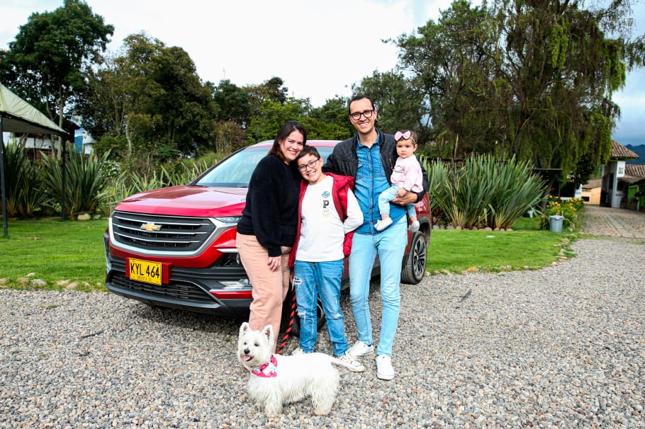 La familia González Mantilla está conformada por Juan José, Nazareth, sus hijos Santiago y Victoria, y su mascota Laika, quienes fueron los ganadores de la actividad que Chevrolet realizó con Cromos en sus redes sociales.