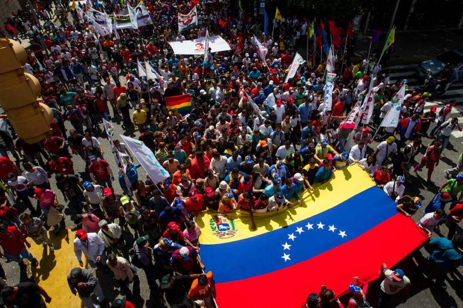 Los estudiantes salieron nuevamente a marchar hacia el Palacio de Miraflores. / EFE