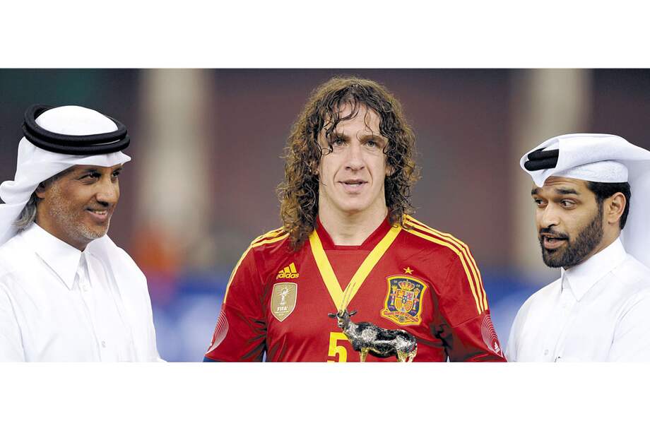 El presidente de la Asociación de Fútbol de Qatar, jeque Hamad bin Khalifa Al Thani (izq.), y el secretario general del Comité Supremo de la Copa del Mundo Qatar 2022, Hassan Al-Thawadiat (der.) podrían estar involucrados en la supuesta compra de la sede mundial para su país. / EFE