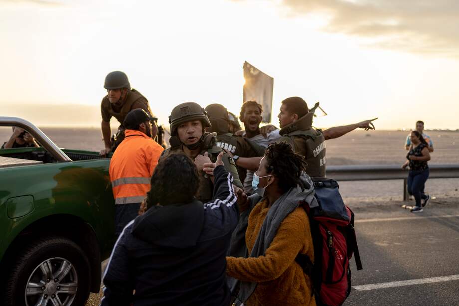 Carabineros de Chile intentan despejar la ruta que se encuentra cortada por migrantes, el 02 de mayo de 2023, Arica (Chile).