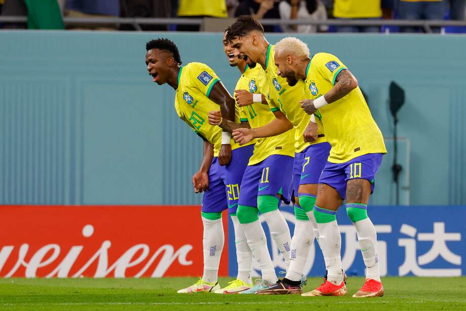 Vinícius Junior (i), Raphinha (2-i), Lucas Paquetá (2-d) de Brasil celebran un gol de Neymar en un partido de los octavos de final del Mundial de Fútbol Qatar 2022 entre Brasil y Corea del Sur en el estadio 974 en Doha (Catar). EFE/ JJ Guillén