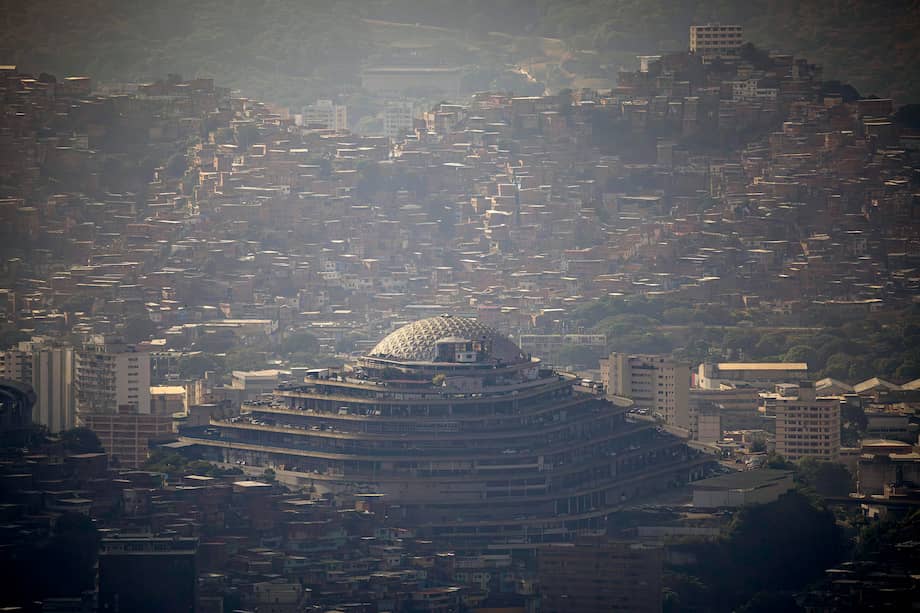 Fotografía de El Helicoide, sede del Servicio Bolivariano de Inteligencia Nacional (Sebin), durante el amanecer este martes, en Caracas (Venezuela).