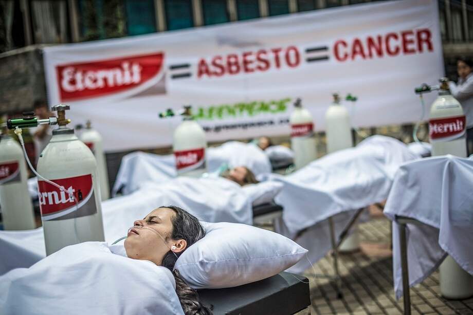 La Defensoría del Pueblo reiteró su preocupación por el uso del asbesto un material que, según datos de la Organización Mundial de la Salud causa más de 107.000 muertes cada año en el mundo. / Greenpeace