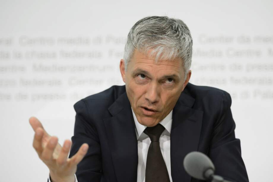 El fiscal general de Suiza, Michael Laubre, durante la rueda de prensa en Bern (Suiza). /AFP