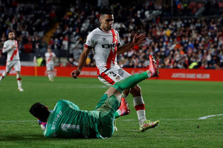 El delantero colombiano del Rayo Vallecano, Radamel Falcao, y el portero del Celta de Vigo, Matías Dituro, durante el partido de la jornada 12 de la Liga de España, este lunes en el estadio de Vallecas en Madrid.