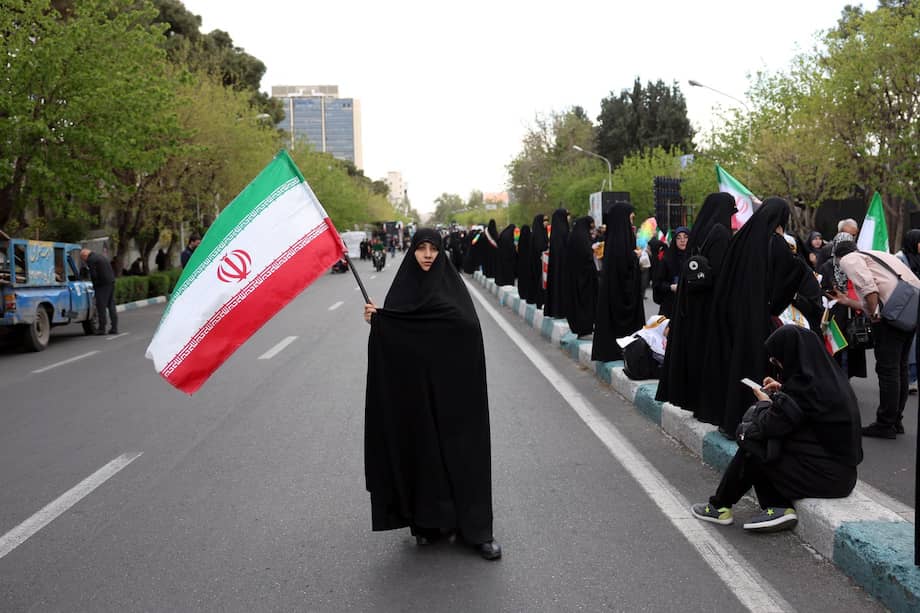 Foto de referencia. Una iraní participa de la ceremonia de homenaje a las niñas asesinadas durante un bombardeo estadounidense en una escuela de Teherán.