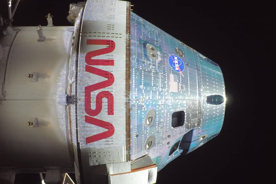 "Selfie" de la nave espacial Orion en el segundo día de la misión Artemis 2.