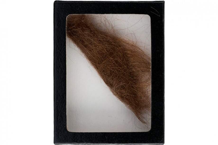 El mechón fue cortado en 1966 por un peluquero alemán en Hamburgo antes de que Lennon comenzase a filmar "How I Won the War". / AFP