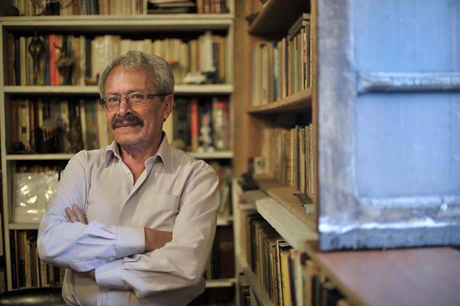 Milcíades Arévalo en su barco de papel, su casa, en donde guarda con cariño revistas, libros y fotografías. / Gustavo Torrijos - El Espectador