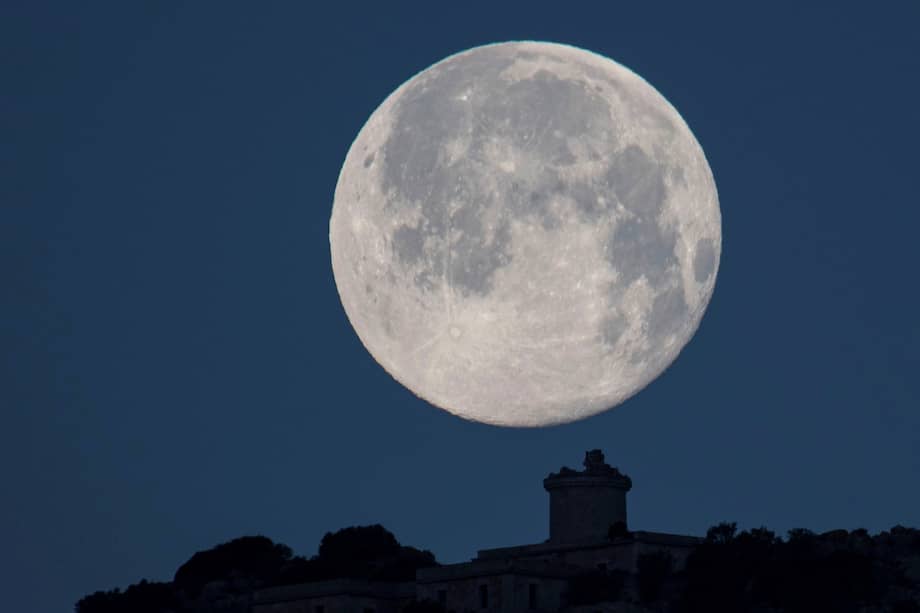 La conocida como Luna de Nieve, la luna llena de febrero, vista tras el faro Far Vell de Sa Dragonera, también conocido como Na Pòpia, en España. EFE/Cati Cladera