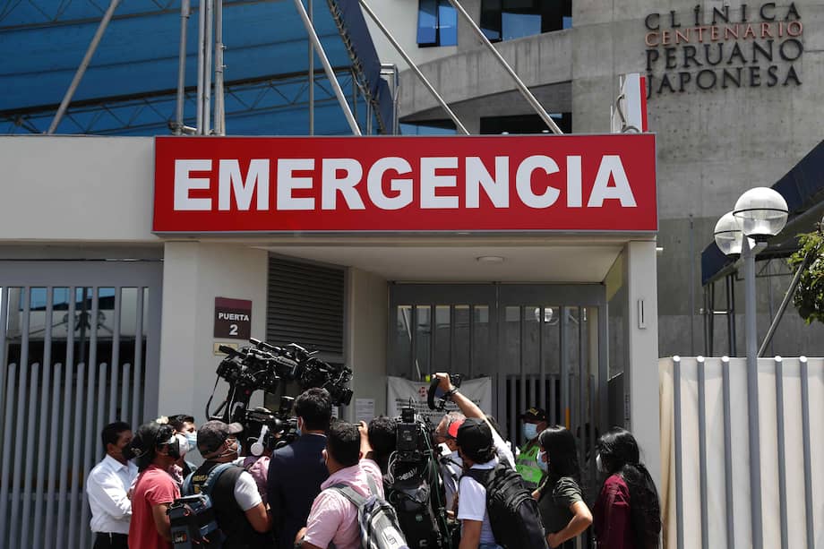 En la imagen: periodistas a las afueras de la clínica Centenario, en donde se encuentra hospitalizado el expresidente Alberto Fujimori.