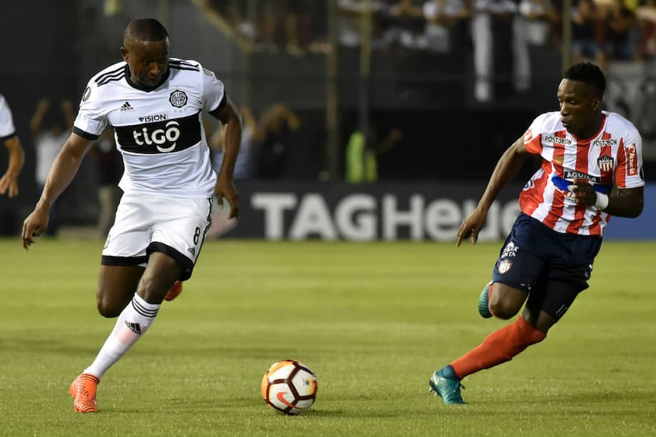 Mauricio Cuero bailó a la defensa del Júnior. / AFP