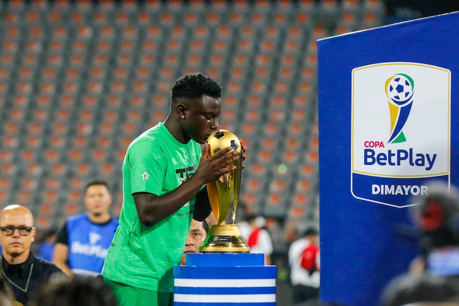 Marino Hinestroza, este miércoles, besa el trofeo de la Copa BetPlay.