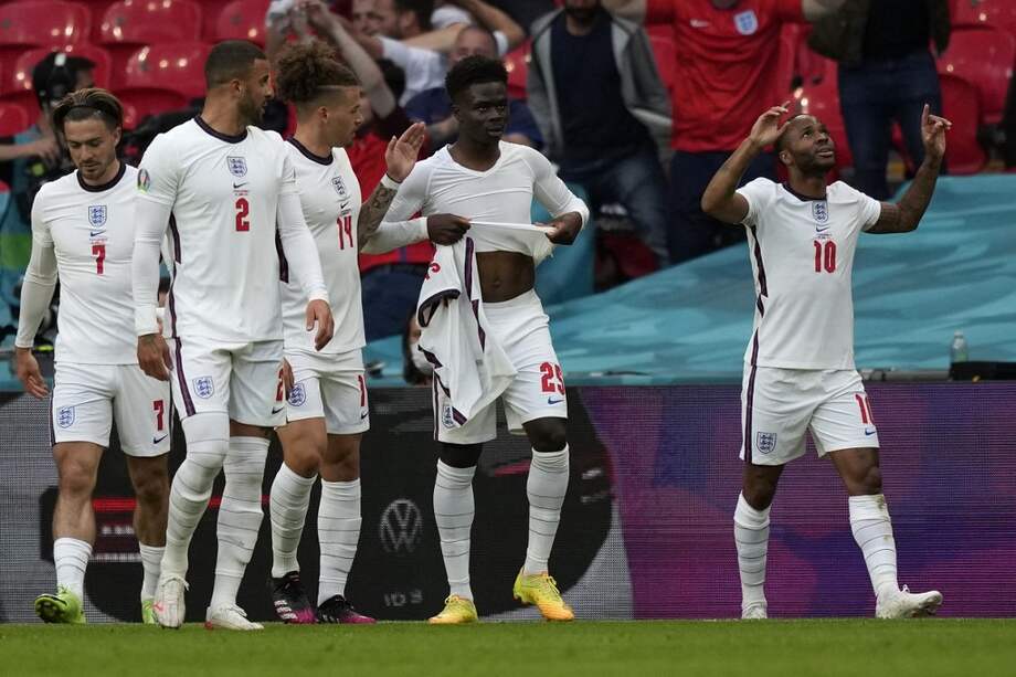 Sterling (d) anotó el gol en la victoria inglesa.