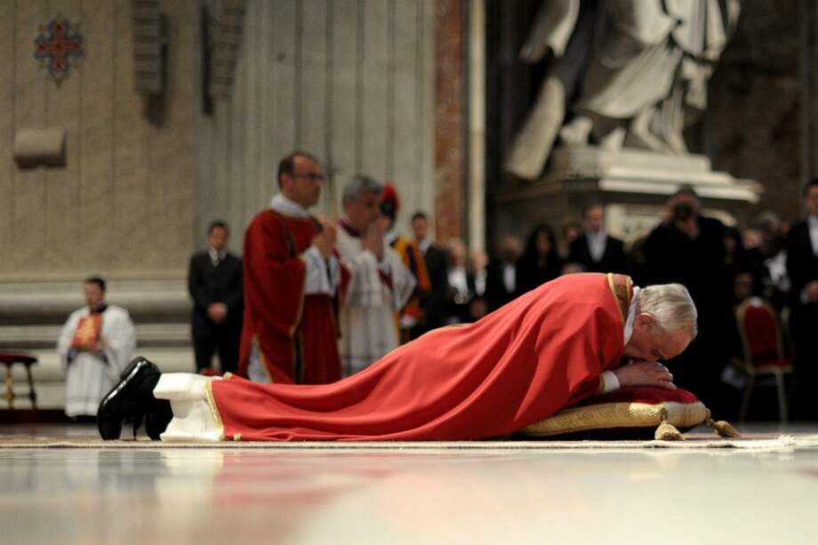 El papa Francisco reza tendido en el suelo durante la Pasión de Cristo