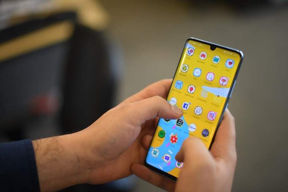 Este teléfono integra una batería de 4.200 miliamperios capaz de cargarse, en un 70%, en media hora. / Christian Garavito - El Espectador