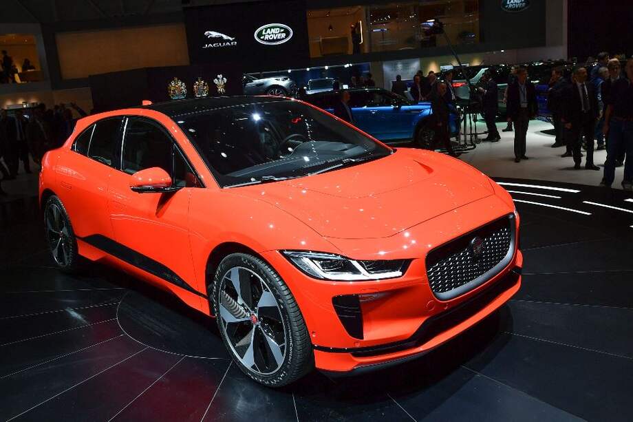 El capó bajo y el techo de fluidez aerodinámica le permiten un coeficiente de arrastre de 0,29. / AFP