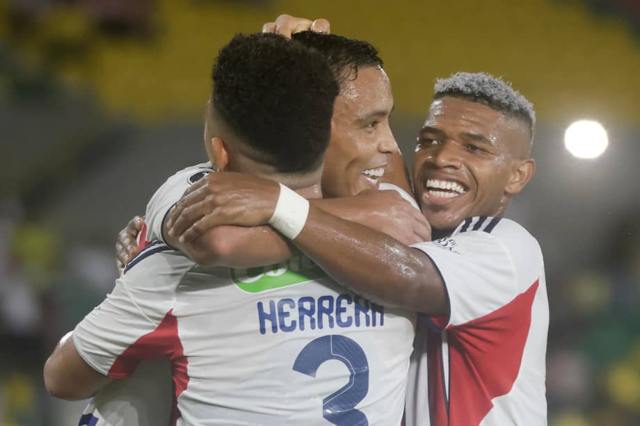 Jugadores de Junior celebran un gol en el partido contra Sporting Cristal.