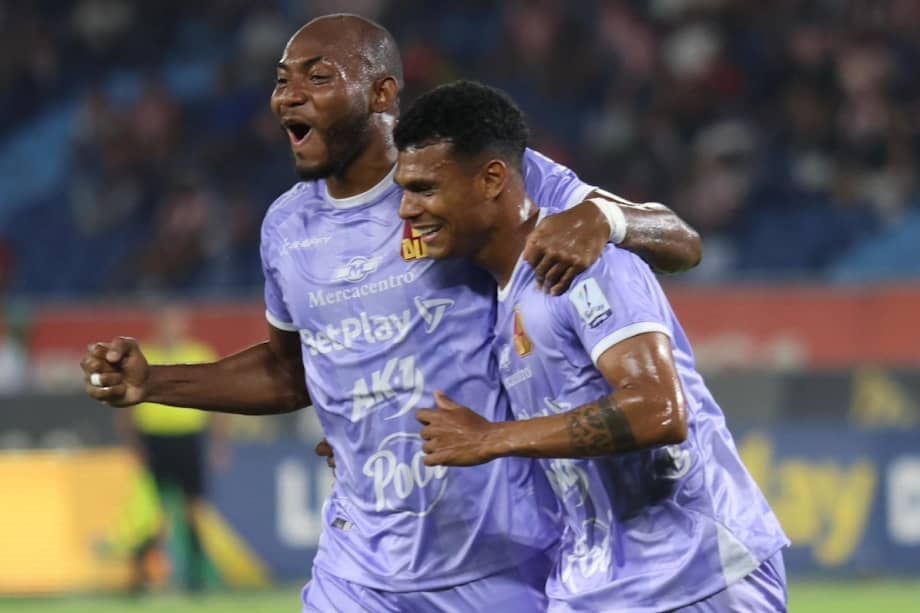 Diego Herazo (Izq.) y Estéfano Arango celebran el gol del triunfo de Tolima ante Junior, en Barranquilla.