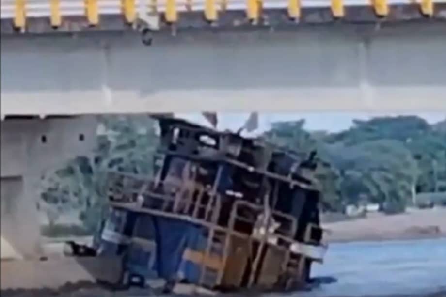 Cuatro personas lograron salir de la embarcación antes de que se hundiera.