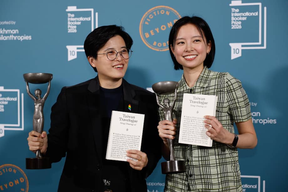 Yang Shuang-zi (izq.), la autora de 'Taiwan Travelogue', y su traductora Lin King.