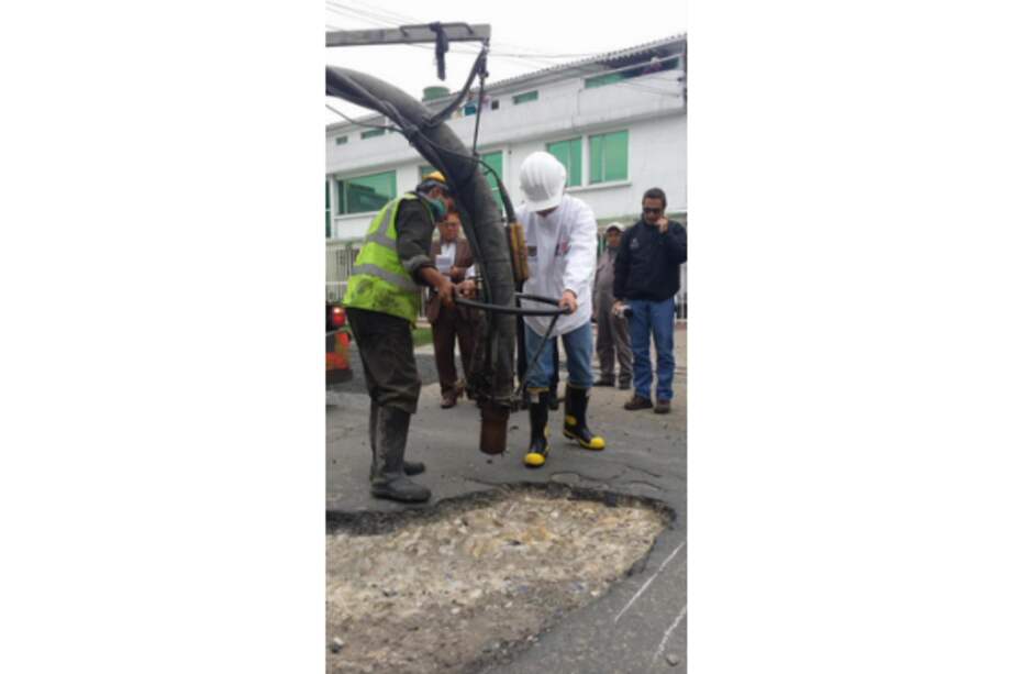 El alcalde de Bogotá, Gustavo Petro, acompaña a la Unidad de Mantenimiento Vial. / @petrogustavo