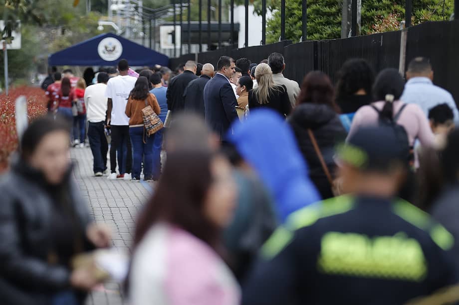 Imagen de referencia de ciudadanos esperando su entrevista para la visa en la Embajada de Estados Unidos en Bogotá.