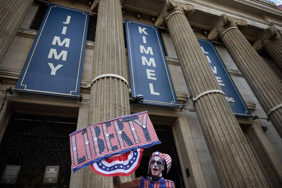 Un activista sostiene una pancarta con el letrero "libertad" frente a los estudios donde se graba el show de Jimmy Kimmel.