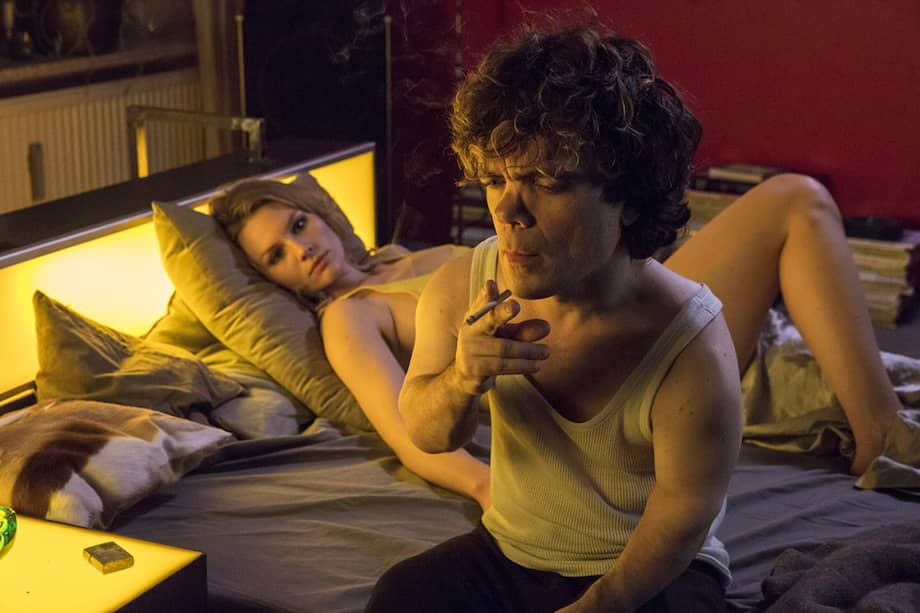 Rosalie Thomass y Peter Dinklage en la película "Paseo nocturno". / Cortesía