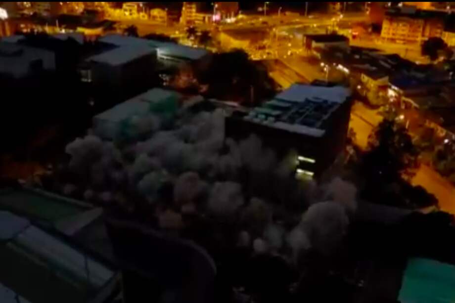 La nube de polvo generada por la implosión del bloque 11 de la Universidad Pontificia Bolivariana (UPB) en Medellín. / Captura de pantalla