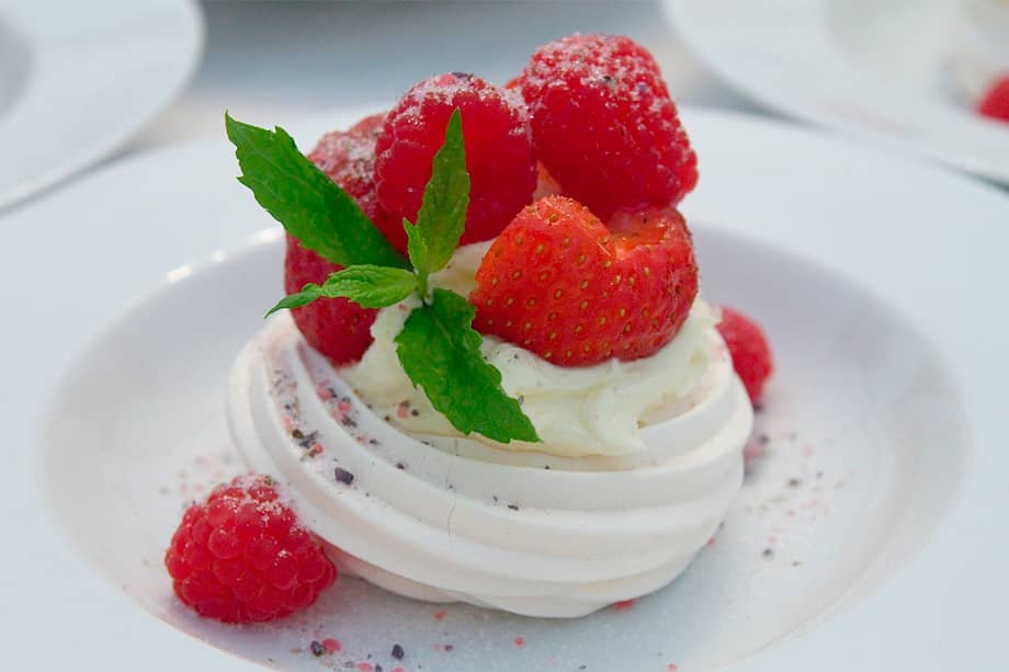 Pavlova de frutos rojos, postre que seduce