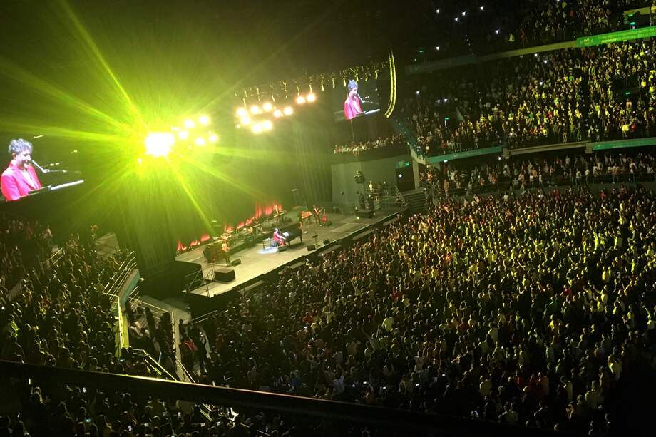 Luego de abrir con “Giros”, canción que le diera título a su álbum del año ochenta y cinco, y de interpretar “La Conquista del Espacio”, lanzamiento de pandemia, Páez anunció que no solo tocaría sus canciones más conocidas.