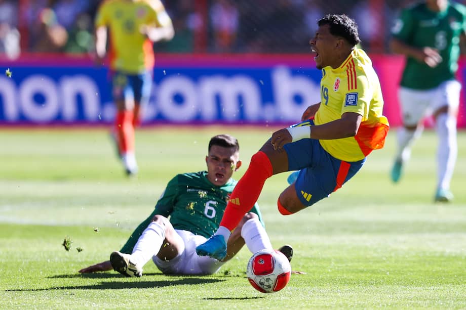El momento en el que Héctor Cuéllar derriba a Roger Martínez, durante el partido entre Bolivia y Colombia.