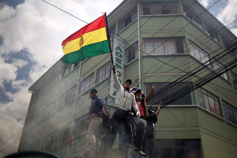 Los incidentes comenzaron a mediodía, cuando los campesinos se organizaron para tomar el control del mercado de la Asociación de Productores de Hoja de Coca de La Paz (Adepcoca), tras quejarse que otro grupo, apoyado por el gobierno del presidente Luis Arce, ocupó la dirección.