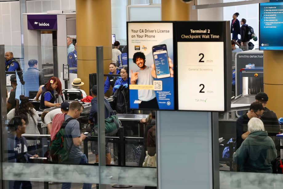 Pasajeros pasan por el control de seguridad en el Aeropuerto Internacional de San Francisco, California.