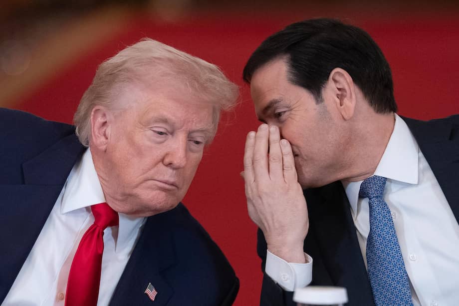 El presidente de Estados Unidos, Donald Trump (izquierda), escucha al secretario de Estado de Estados Unidos, Marco Rubio (derecha).