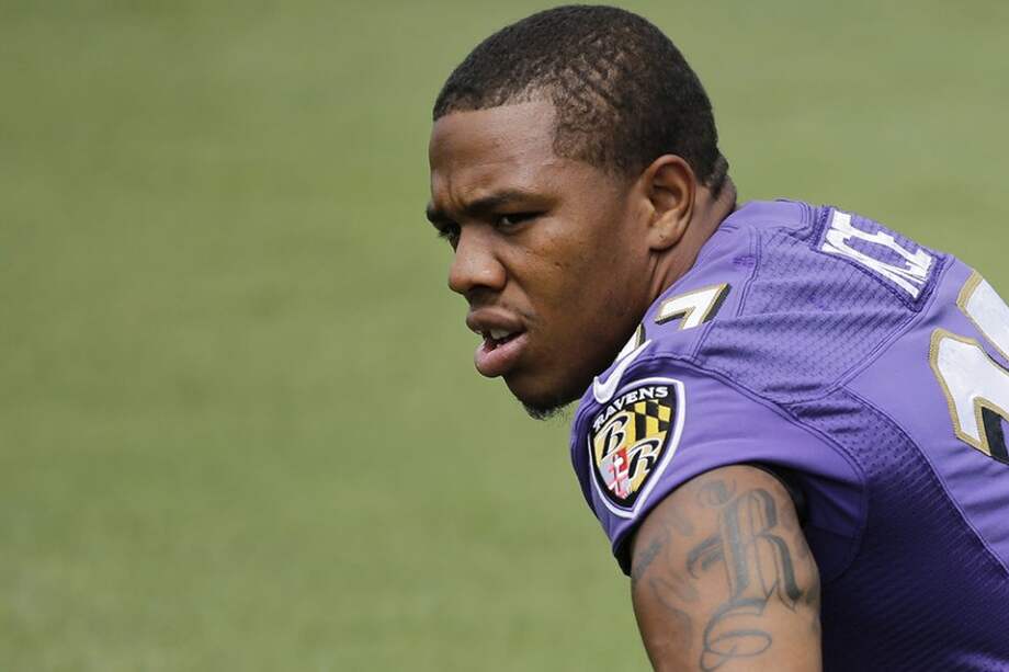 Despedido jugador estrella de la NFL por agredir a su prometida